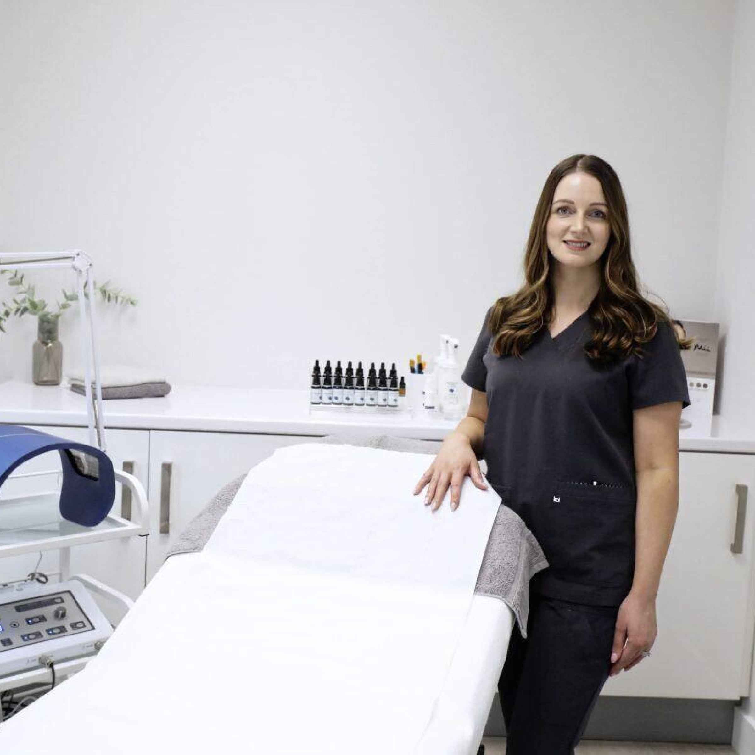 files/Aestheticians-using-celluma-as-treatment.jpg